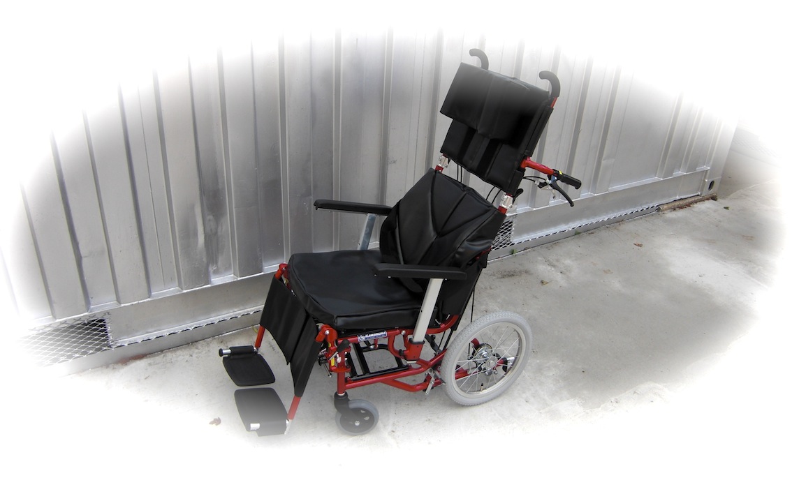 リクライニング車いす