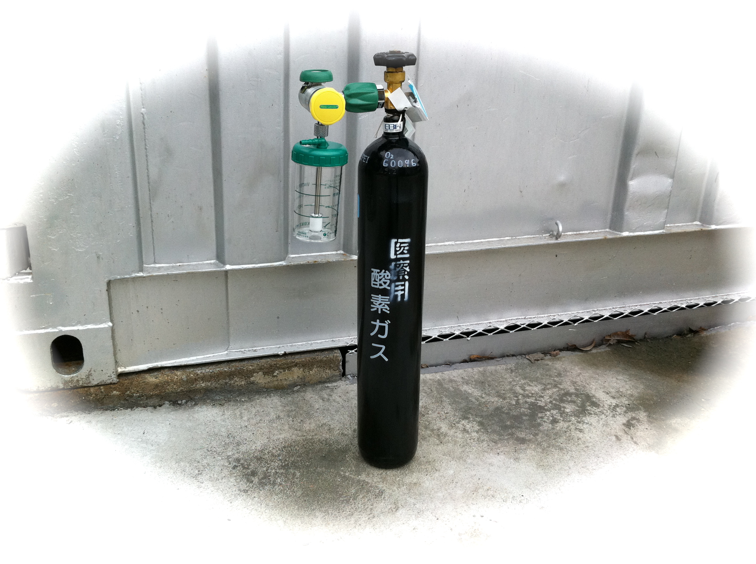 酸素ボンベ
